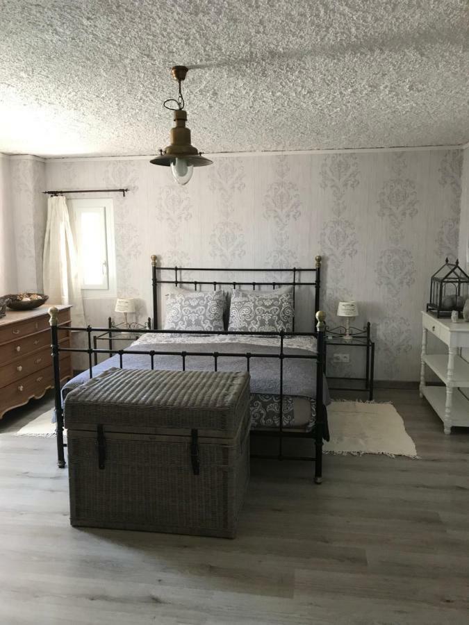 Les Secrets Du Mistral Bed & Breakfast Valensole Exterior photo